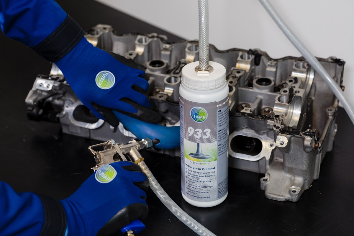 Vorführung einer AGR Reinigung mit Valve Clean Granulat Technologie Vorführung einer AGR Reinigung mit Valve Clean Granulat Technologie